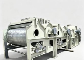 Old clothes recycling machine